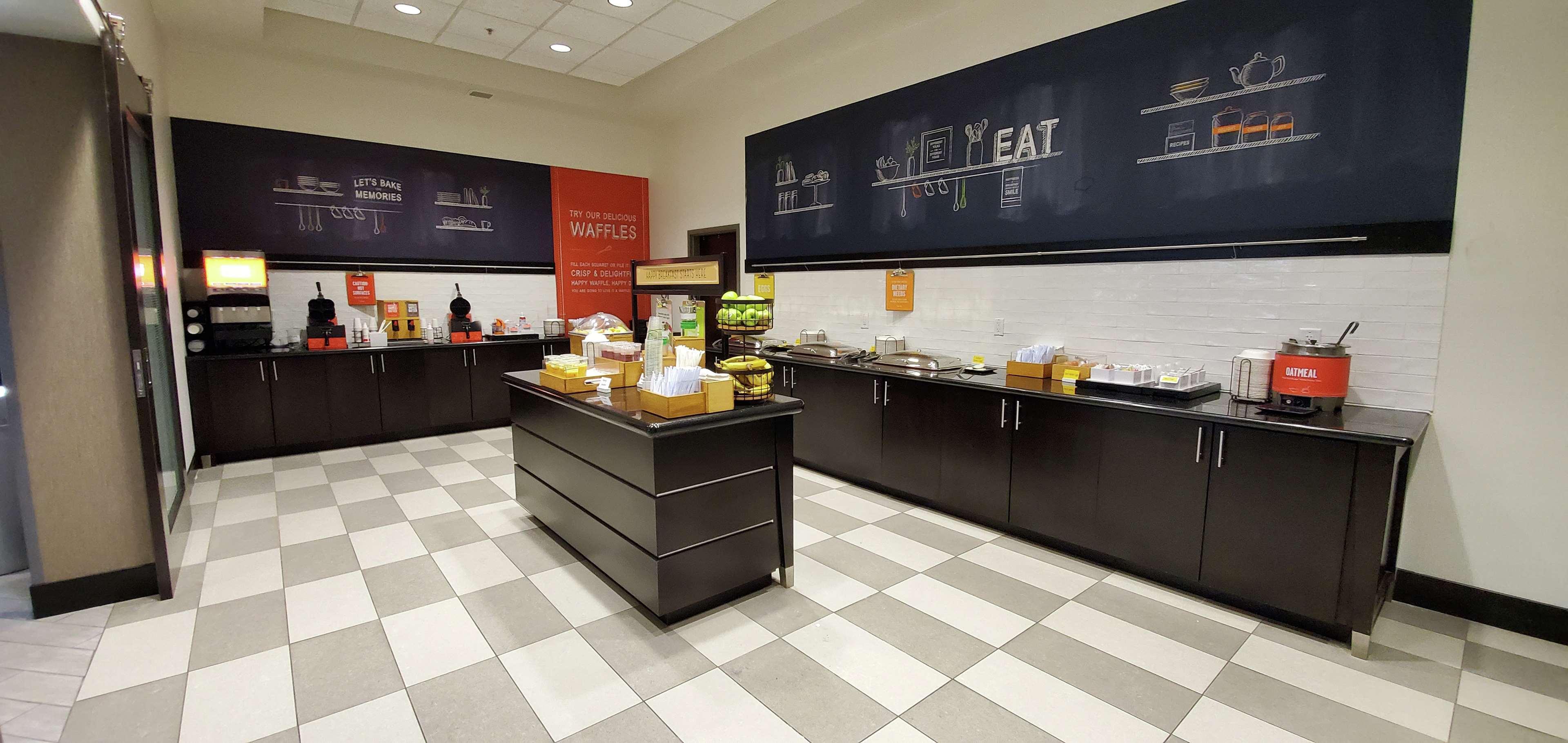 Hampton Inn Карни Экстерьер фото